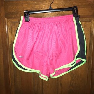 NIKE TEMPO SHORTS SIZE MEDIUM